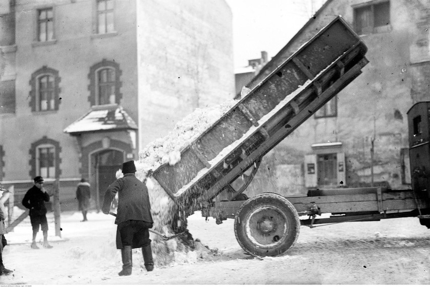 Marzec 1928 roku - samochód wyładowuje śnieg, zebrany z ulic...