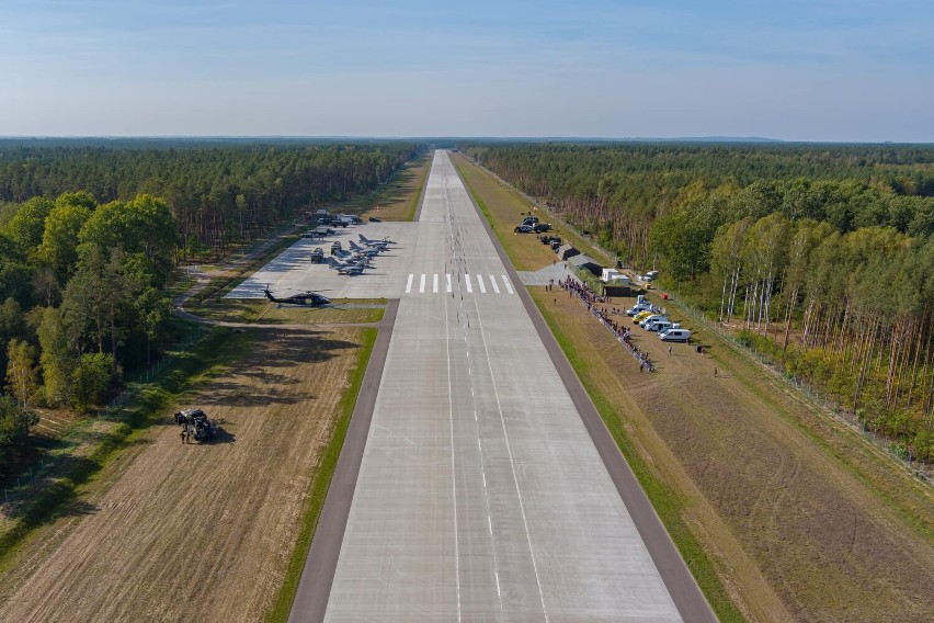 Ćwiczenia lotnicze "Route 604" na drodze wojewódzkiej zakończone. Piloci lądowali i startowali przez pięć dni