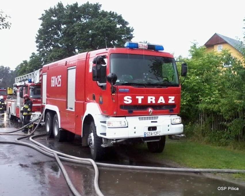 Pożar w Kocikowej gasiło 11 zastępów straży pożarnej.