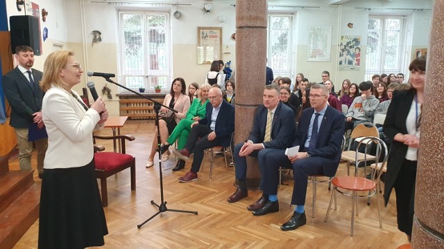 Katarzyna Cedro, dyrektor  placówki wyjaśnia, że w ubiegłym roku liceum  otworzyło oddział dwujęzyczny z rozszerzoną fizyką i matematyką i od września będzie on też dostępny dla kandydatów z kolejnego rocznika.