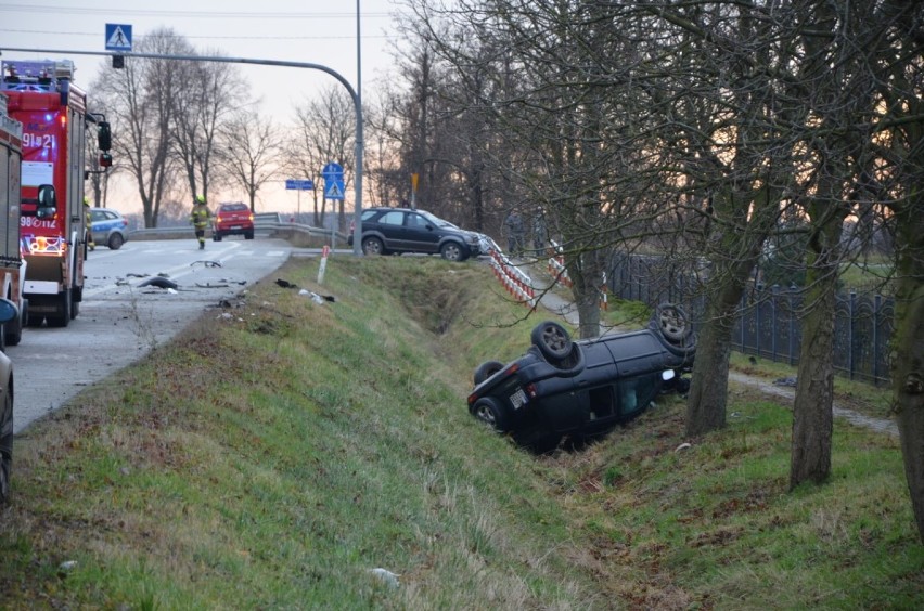 Wypadek na starej DK7 na wysokości Solnicy. Samochód osobowy i ciężarówka w rowie