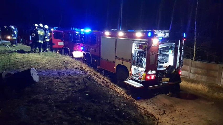 Pożar wysypiska śmieci w Tomaszowie Mazowieckim. Ogień gasiło osiem zastępów straży [ZDJĘCIA]