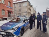 Policjanci z kwidzyńskiej „drogówki” otrzymali nowy radiowóz. Zakup toyoty corolli o napędzie hybrydowym wsparło Starostwo Powiatowe