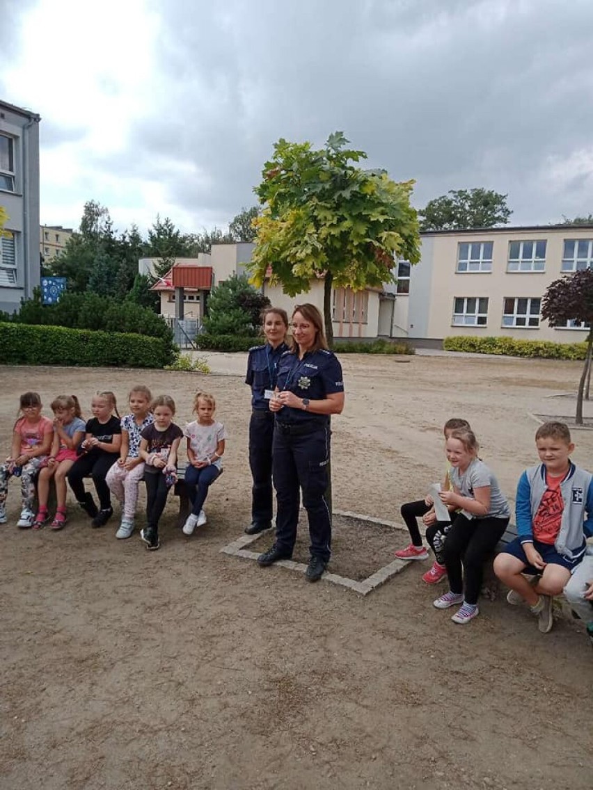 St. asp. Monika Lis-Rybarczyk i st. asp. Monika Kołaska spotkały się z uczniami "Trójki"