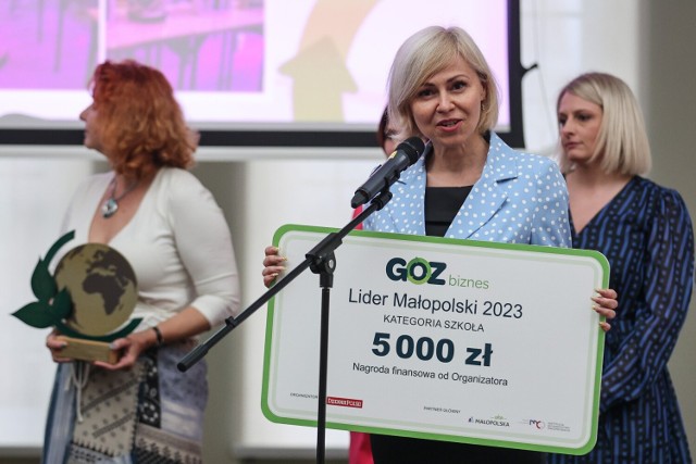 Marida Zoń, dyrektor Zespołu Szkół Nr 4 w Olkuszu z nagrodą. Serdecznie gratulujemy!