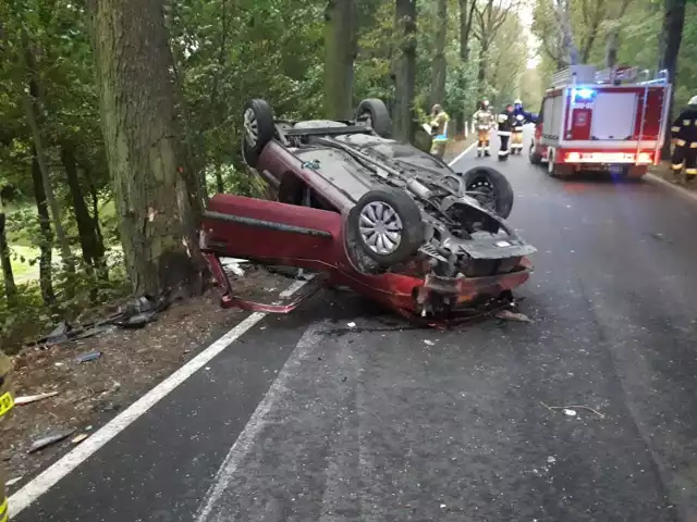 Wypadek pomiędzy Chrzypskiem Wielkim a Łężeczkami - auto wpadło w poślizg i dachowało (27.08.2020).