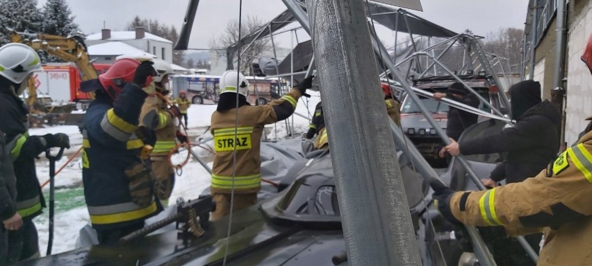 Katastrofa w Korczynie. Zawalił się dach Galerii Samochodów Sportowych, Bajkowych i Filmowych [ZDJĘCIA]