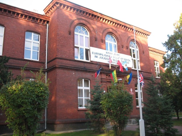 Budynek Liceum Ogólnokształcącego w Grodzisku Wielkopolskim w dniach zlotu