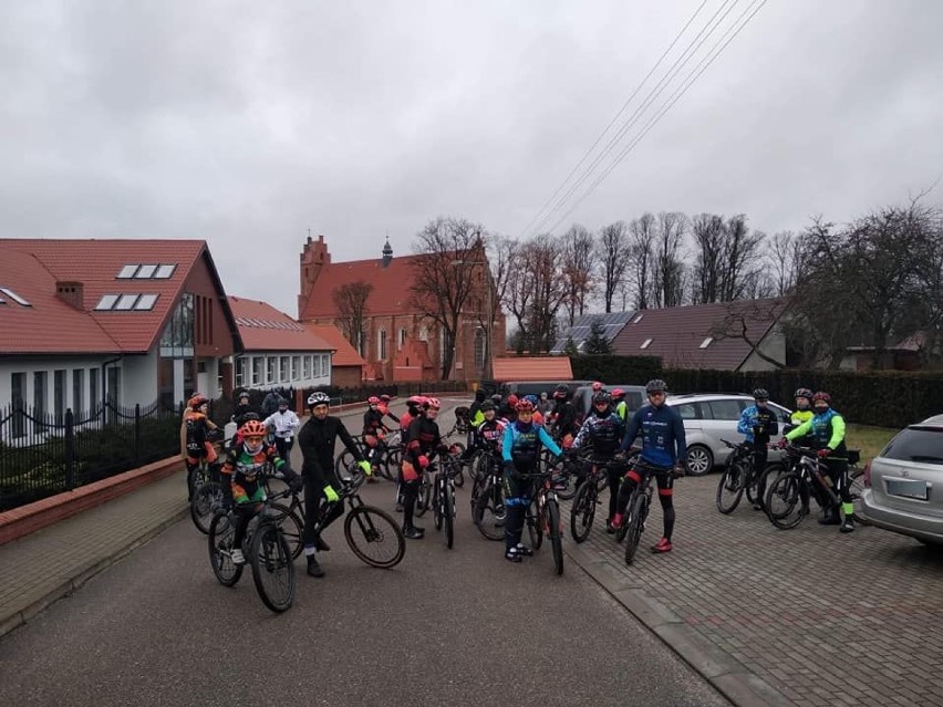 Zimą na rowerze w powiecie puckim? Da się! Udowodniają to kolarze z Klif Team Chłapowo, którzy trenowali w Żarnowcu