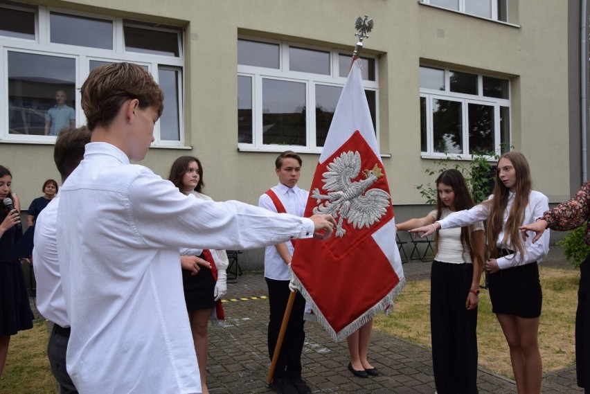 Zakończenie roku szkolnego w Szkole Podstawowej nr 3 w Pruszczu. Pożegnano ósmoklasistów |ZDJĘCIA, WIDEO