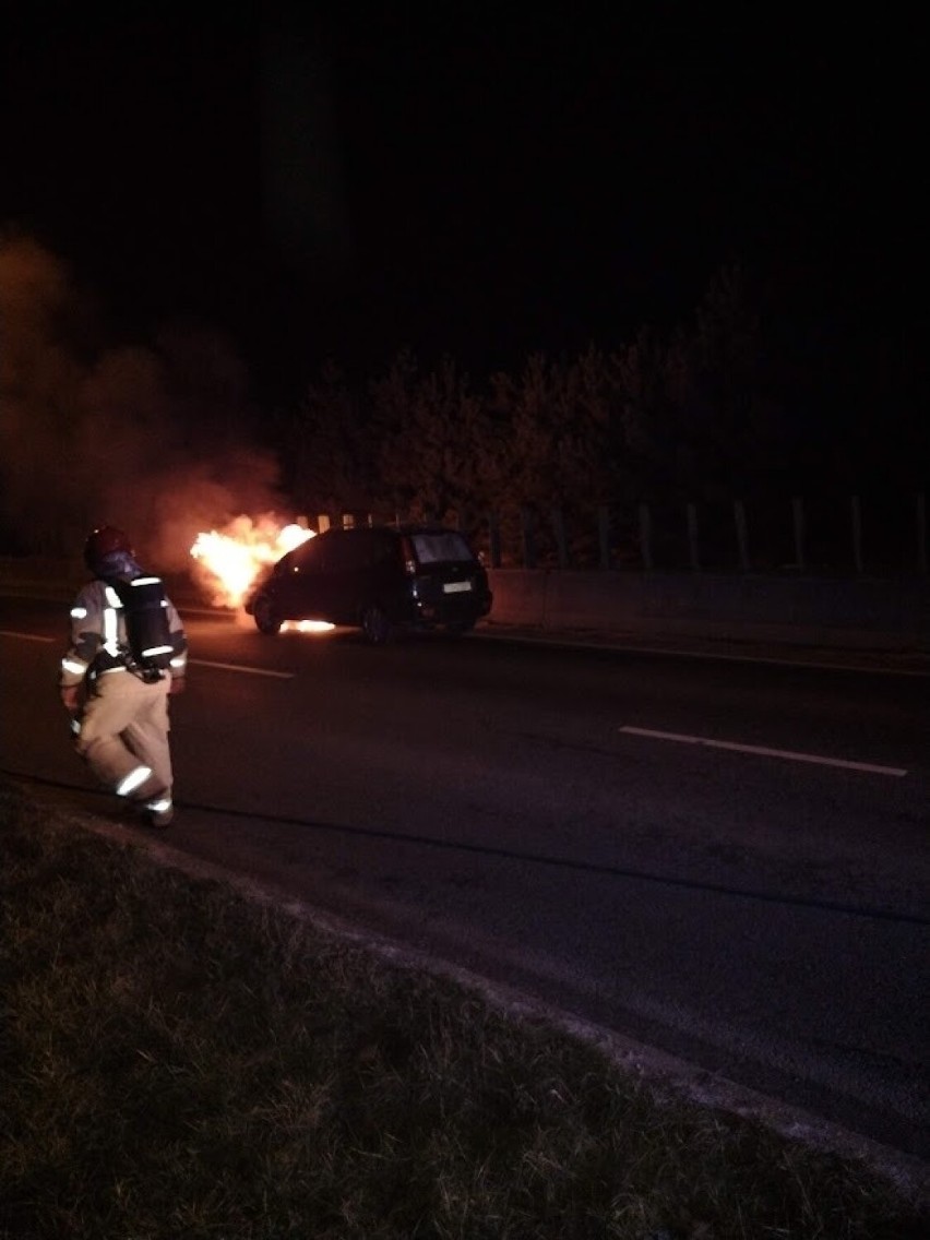 W Ostrowcu podczas jazdy zapalił się samochód. Pasażerowie zdołali uciec