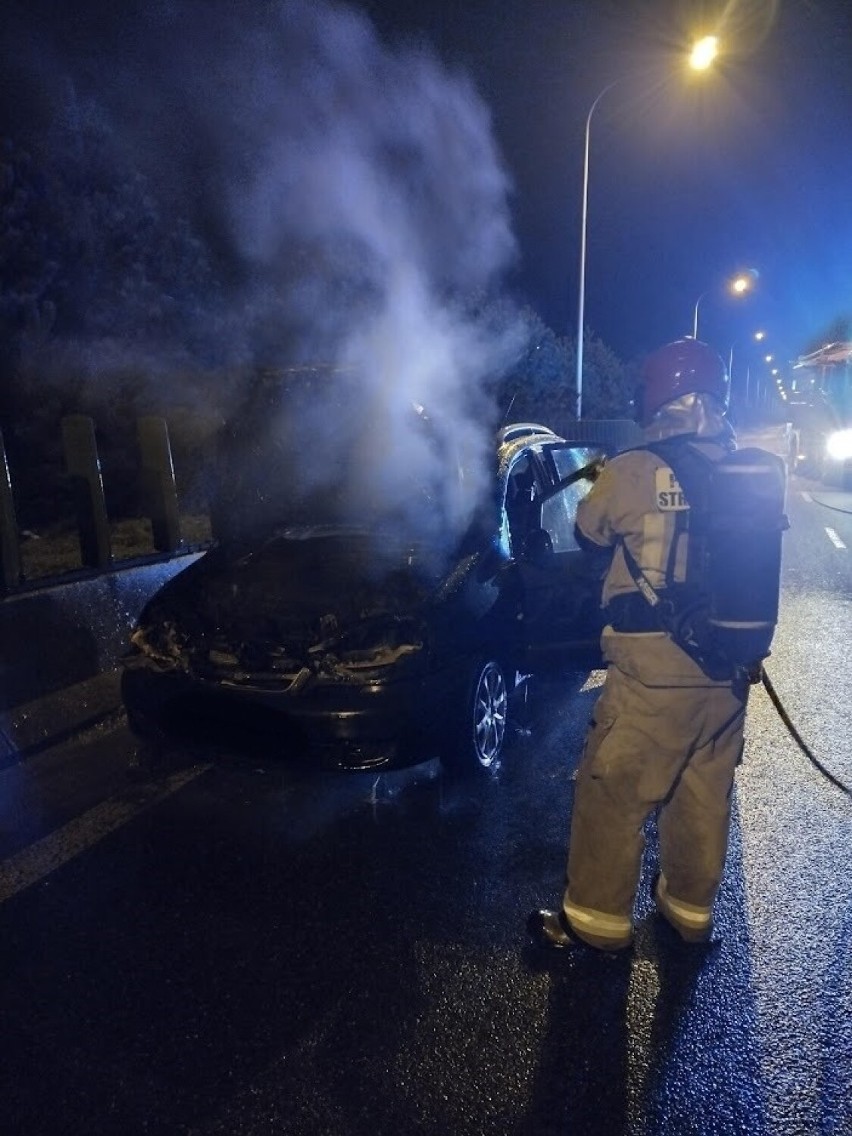 W Ostrowcu podczas jazdy zapalił się samochód. Pasażerowie zdołali uciec