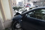Legnica: Wjechała autem w energetyk (FOTO)