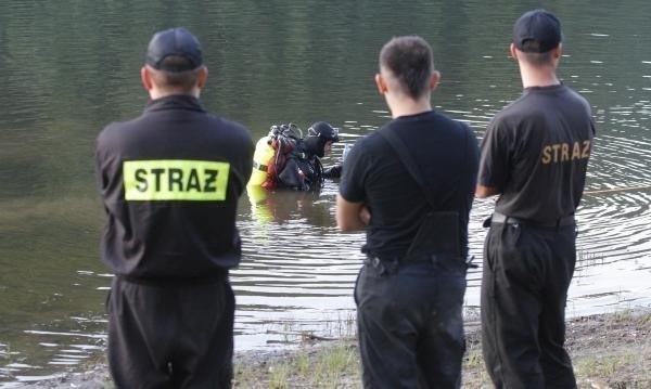 5 sierpnia, około godziny 18.00, oficer dyżurny Komendy Powiatowej Policji w Szczytnie otrzymał telefoniczne zgłoszenie, że do Jeziora Świętajno wpadł  21-letni mężczyzna. Zgłaszający dodał, że ich znajomy nie wynurzył się. Na miejsce zdarzenia natychmiast pojechali funkcjonariusze, prokurator, płetwonurkowie oraz załoga karetki pogotowia.