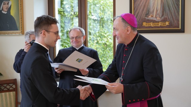 Neoprezbiterzy w sobotę przyjęli święcenia, dzisiaj poznali parafie, w których będą na początek pracować