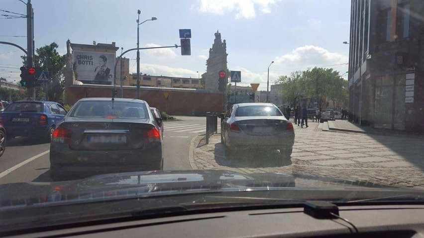 Parking w centrum miasta... Szkoda, że nielegalny! Auta blokują chodnik 