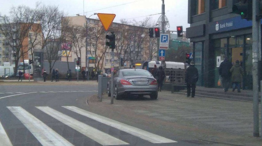 Parking w centrum miasta... Szkoda, że nielegalny! Auta blokują chodnik 