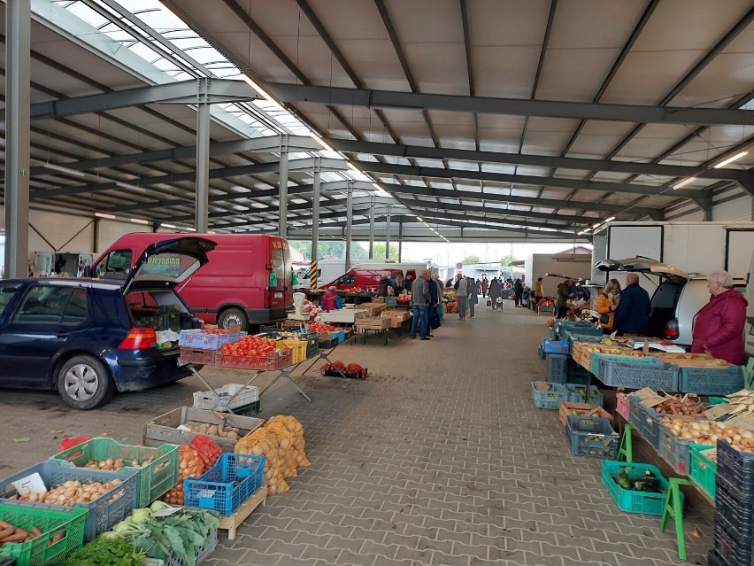 Spory ruch na targu w Ostrowcu w czwartek, 29 września. Kupowano najchętniej pomidory, ogórki oraz śliwki i orzechy. Zobacz zdjęcia i ceny