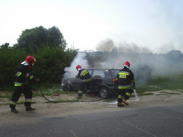 Śrem: pożar volkswagena przy Konstytucji 3 Maja. Straż na ulicy Nowowiejskiego gasiła samochód