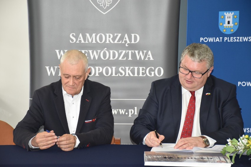 Wicemarszałek województwa wielkopolskiego popisały umowy z samorządowcami powiatu pleszewskiego