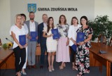 Gmina Zduńska Wola. Mianowani dyrektor szkoły w Izabelowie i nauczyciele ZDJĘCIA