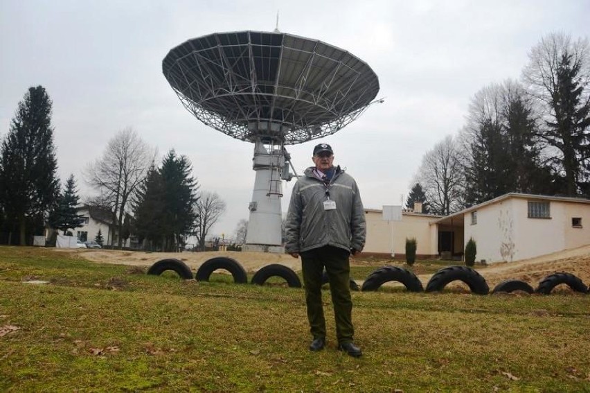 Radioteleskop RT13 z czaszą o średnicy 13 metrów dwa lata temu został zamontowany na terenie dawnej   podstawówki w Cieszęcinie