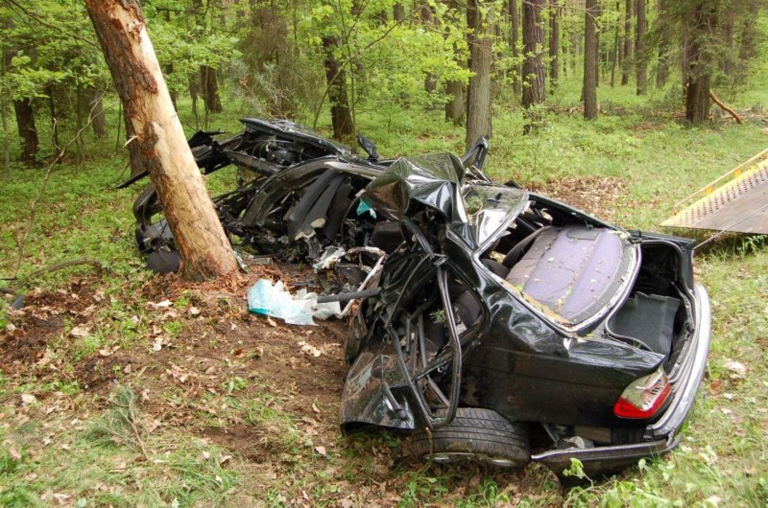 Wypadek w Mroczeniu. Bmw roztrzaskało się na drzewie