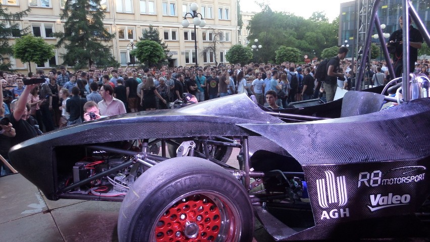 Studenci AGH zaprezentowali bolid, który wystartuje w zawodach Formula Student [NOWE ZDJĘCIA, WIDEO]