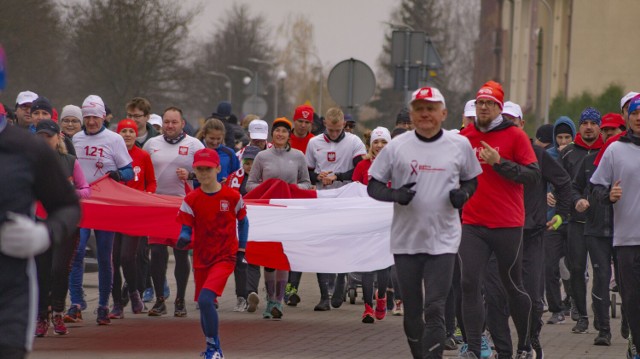 Uczestnicy biegu wystartowali przy Szkole Podstawowej w Janikowie