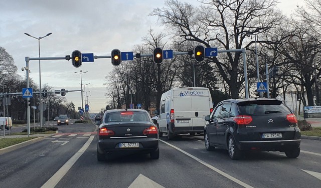 Awarie na skrzyżowaniu przy Dąbrowskiego, Korcza, JP II. Pulsacyjne na zmianę z sekundnikami, które nie działają.