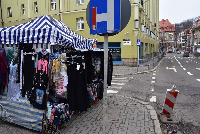 Plac Grunwaldzki w Wałbrzychu. Centrum, ale na pewno nie handlowe. Zdjęcia