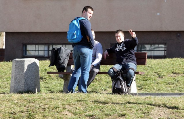 Studenckie wysypisko śmieci na Grzędach? "Teren jest sprzątany codziennie" [wideo]