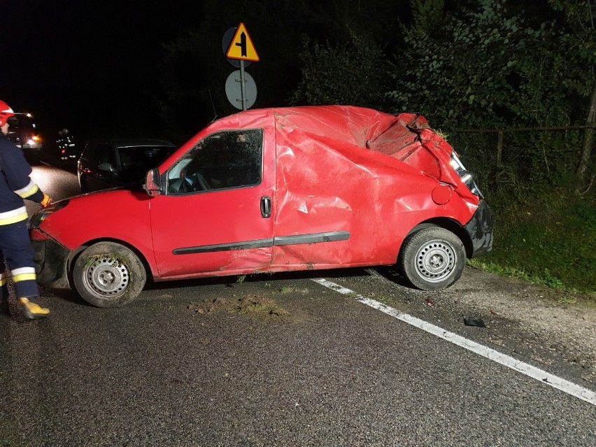 Fiat dachował w Rybakach - jedna osoba trafiła do szpitala