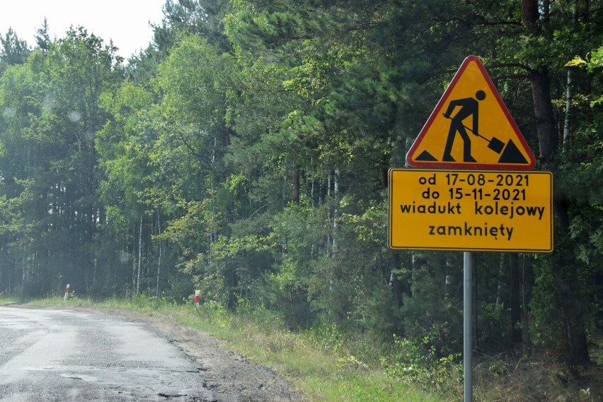 Remontują wiadukt kolejowy nad drogą Pajęczno-Siemkowice. Objazd do połowy listopada. Nowe oblicze zyska także stacja w Chorzewie ZDJĘCIA