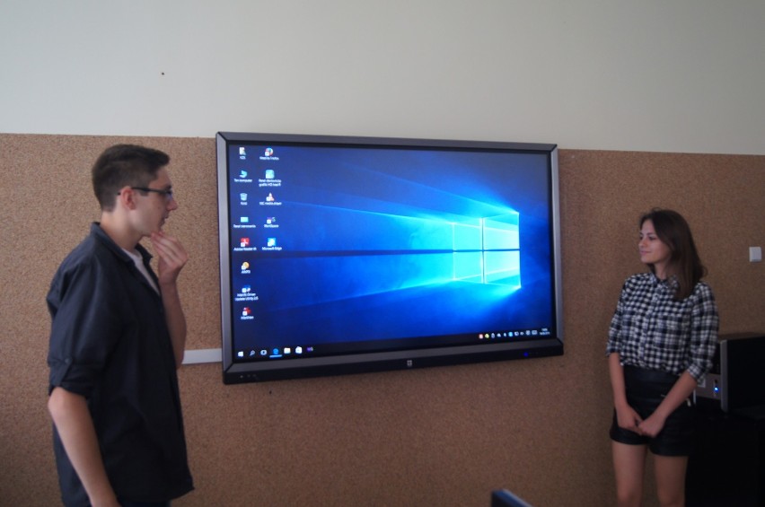 W Gimnazjum nr 2 korzystają już z interaktywnego monitora wygranego w konkursie Klasa ze Snów