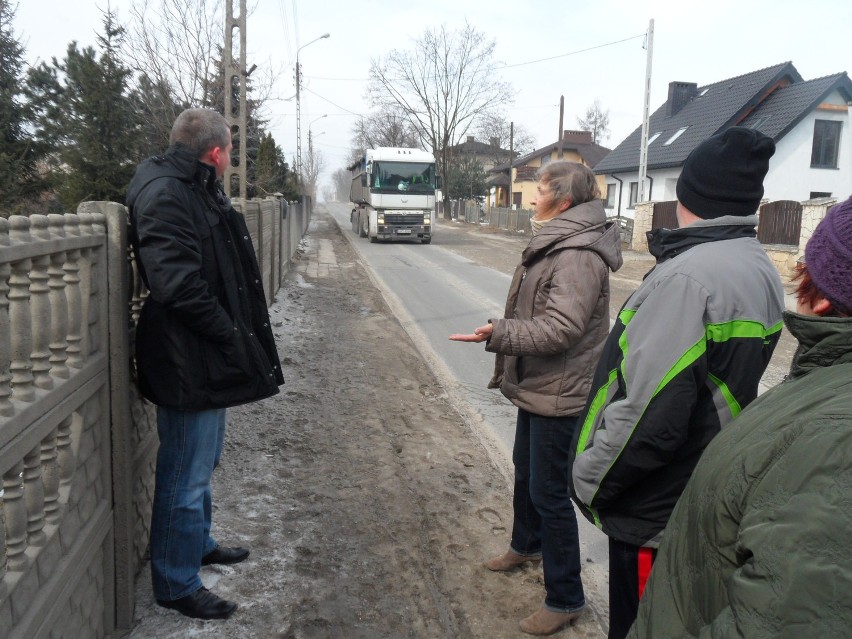 Dąbrowa Górnicza: Mieszkańcy posesji przy Związku Orła Białego protestują, ale TIR-y będą jeździć