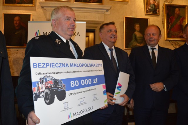 Ochotnicza Straż Pożarna w Ciężkowicach otrzymała 80 tys. zł na zakup nowego samochodu