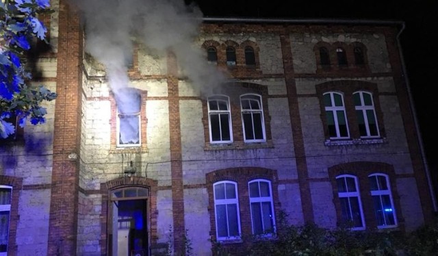 Pożar w wielorodzinnym budynku w Zawadzkiem
