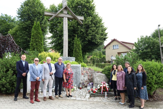 Pod Pomnikiem Kresowian w Prabutach uczczono pamięć Polaków pomordowanych na Wołyniu 79 lat temu. Ludobójstwa na obywatelach II Rzeczypospolitej Polskiej dokonali ukraińscy nacjonaliści.