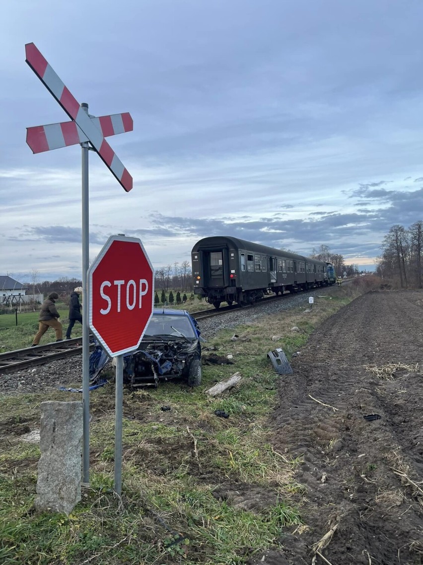 Zderzenie samochód z pociągiem na przejeździe kolejowym w Starkowie