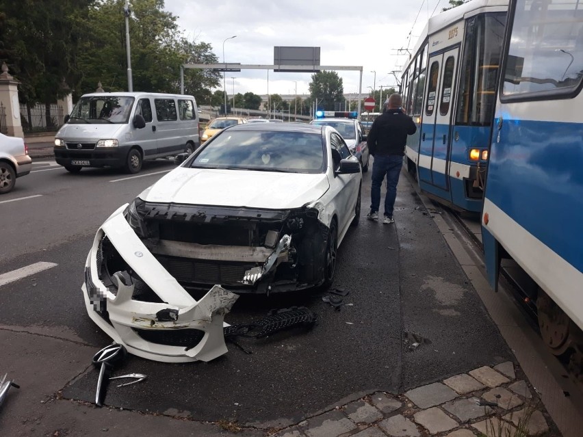 Wrocław. Motorniczy ranny w wypadku na placu Wróblewskiego (ZOBACZ ZDJĘCIA)