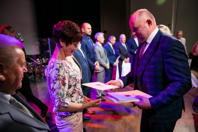 6 sołtysów z powiatu chełmińskiego odebrało podziękowania od marszałka województwa za długoletnią pracę na rzecz lokalnych społeczności