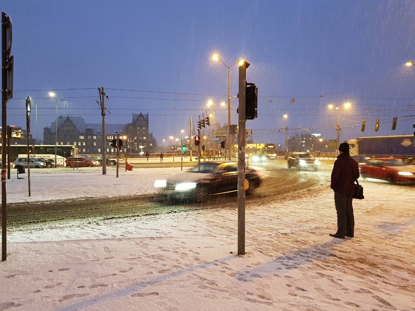 Sypnęło śniegiem w Szczecinie. Jaka sytuacja na drogach w regionie?