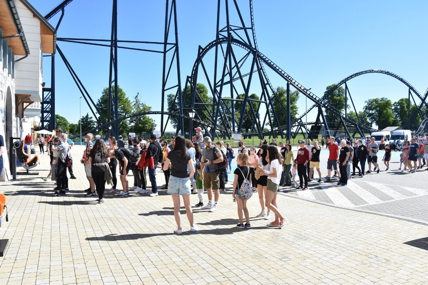 Tłumy na otwarciu sezonu w Rodzinnym Parku Rozrywki Energylandia w Zatorze. Zabawa w nowej rzeczywistości [ZDJĘCIA]