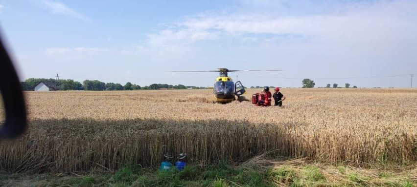 Wypadek drogowy między Stargardem a Dolicami. Bus uderzył w drzewo. Droga jest nieprzejezdna