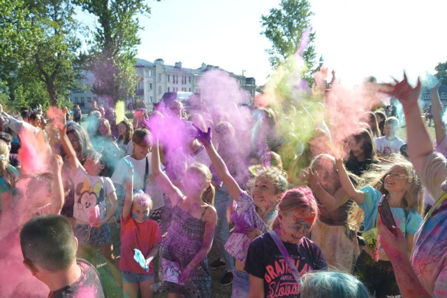 Kolor Fest - Dzień Kolorów w Piotrkowie przy mediatece na pl. Pofranciszkańskim, 24.07.2022