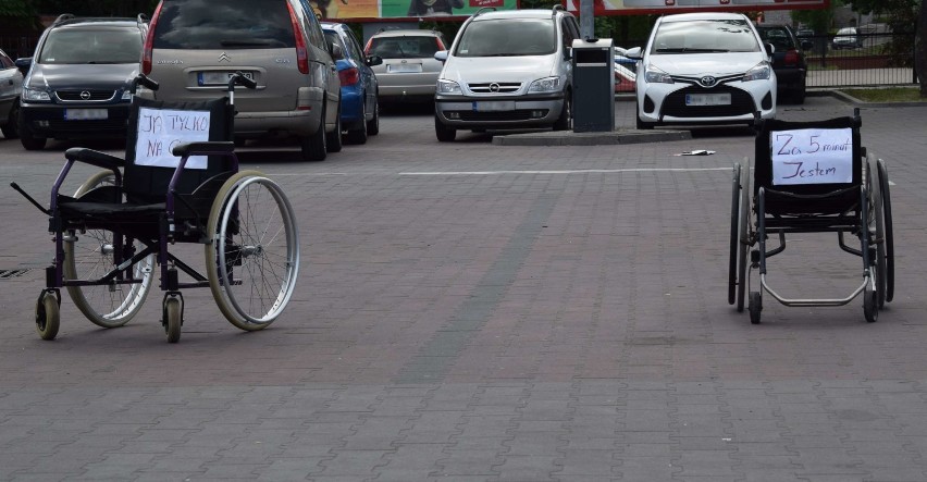 Nie parkuj na miejscu dla osoby niepełnosprawnej. Akcja społeczna w Malborku [FILM i ZDJĘCIA]