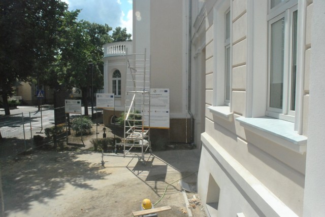 KOŚCIAN. Budynek urzędu miasta i starostwa - ostatni etap remontu elewacji. Nie cała siedziba urzędów jest jednak odnowiona