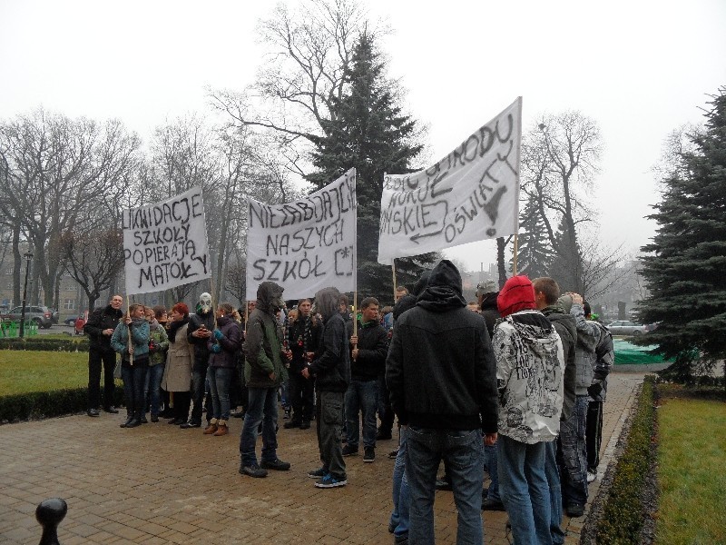 Bytom: Protest uczniów ZSE-E pod urzędem miasta [ZDJĘCIA + WIDEO]