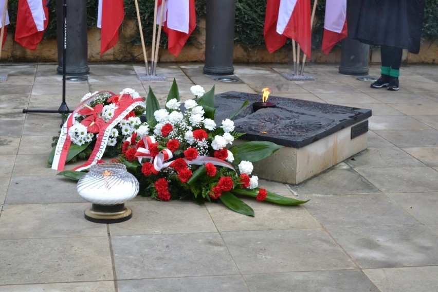 Kwiaty złożone w Jaworznie przy Pomniku Niepodległości